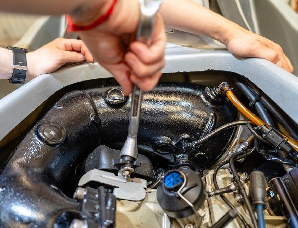 Tightening bolts on engine parts